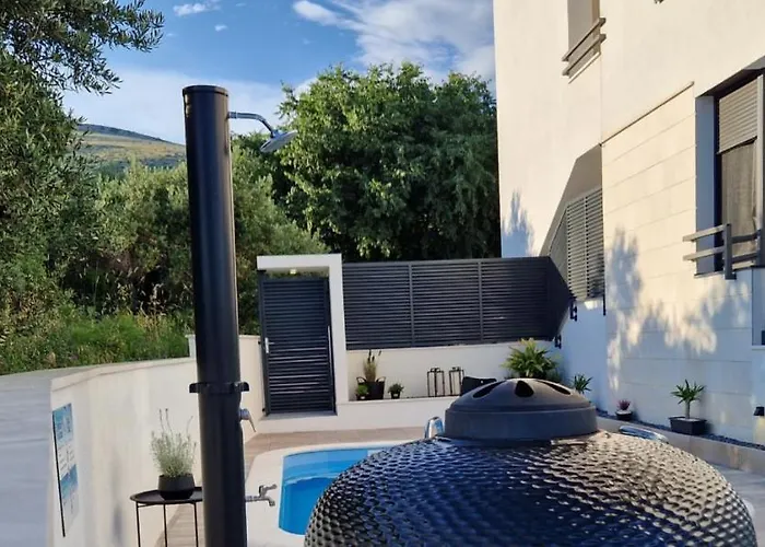 Marcelina 1 With Private Pool * Trogir